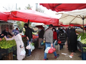 Erzurumlular Yağmura Aldırış Etmedi, Şemsiyesini Alan Pazara Koştu