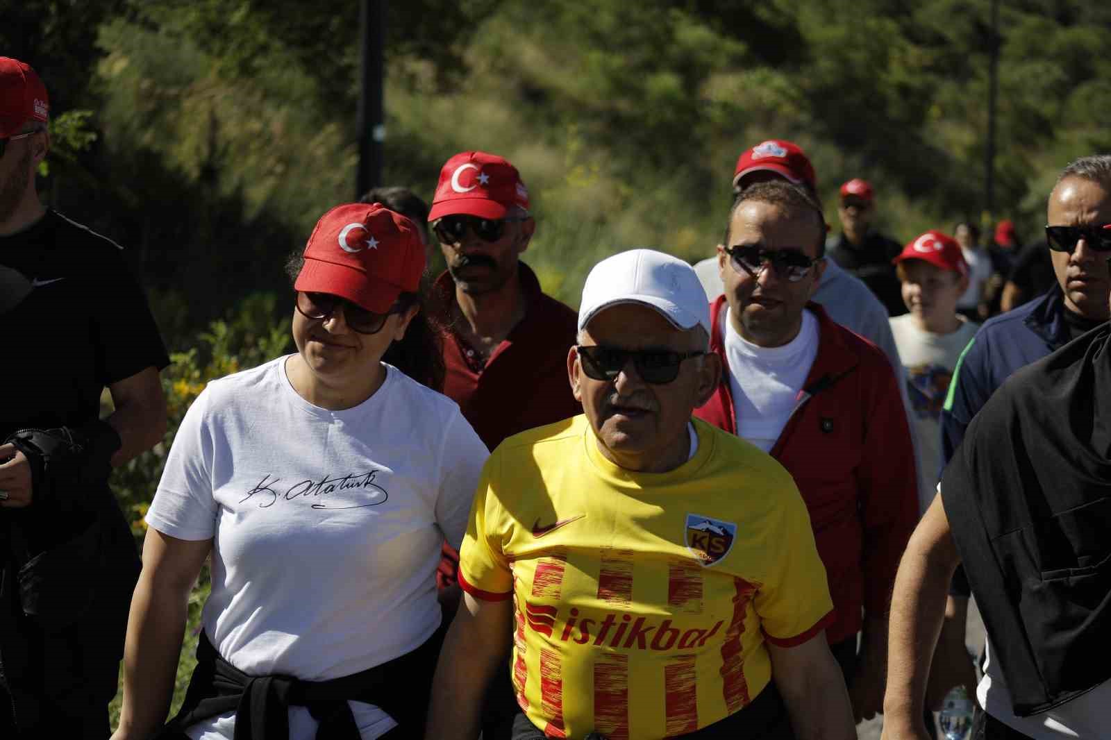 baskan-buyukkilic-doga-yuruyusunde-sporseverlerle-bir-araya-geldi