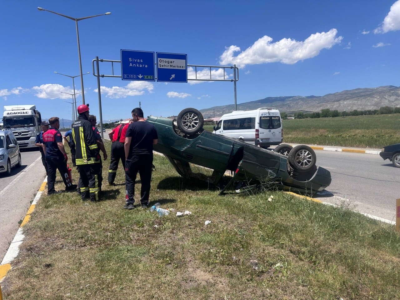 erzincan-da-takla-atan-otomobilde-2-kisi-yaralandi