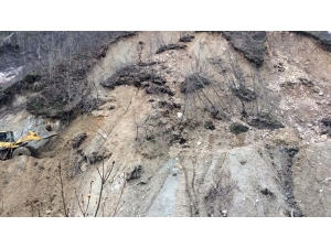 Solhan’da Heyelan Yolu Kapattı