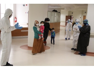 Koronayı Yenen Anne Ve Oğlu Taburcu Oldu