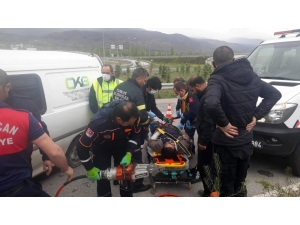 Aydınlatma Direğine Çarpan Kamyonetin Sürücüsü Ağır Yaralandı