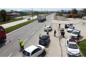 Polisler Trafik Haftası’nda Sürücülere Kolonya Döktü, Maske Dağıttı