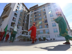 Yurtta Karantina Süresi Tamamlananlar Mehter Marşı Ve Fidanlarla Uğurlandı