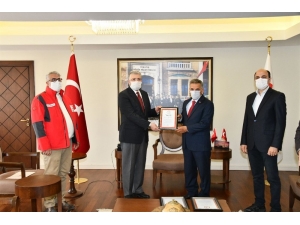 Vali Kaymak’tan İmmün Plazma Bağışçılarına Sertifika