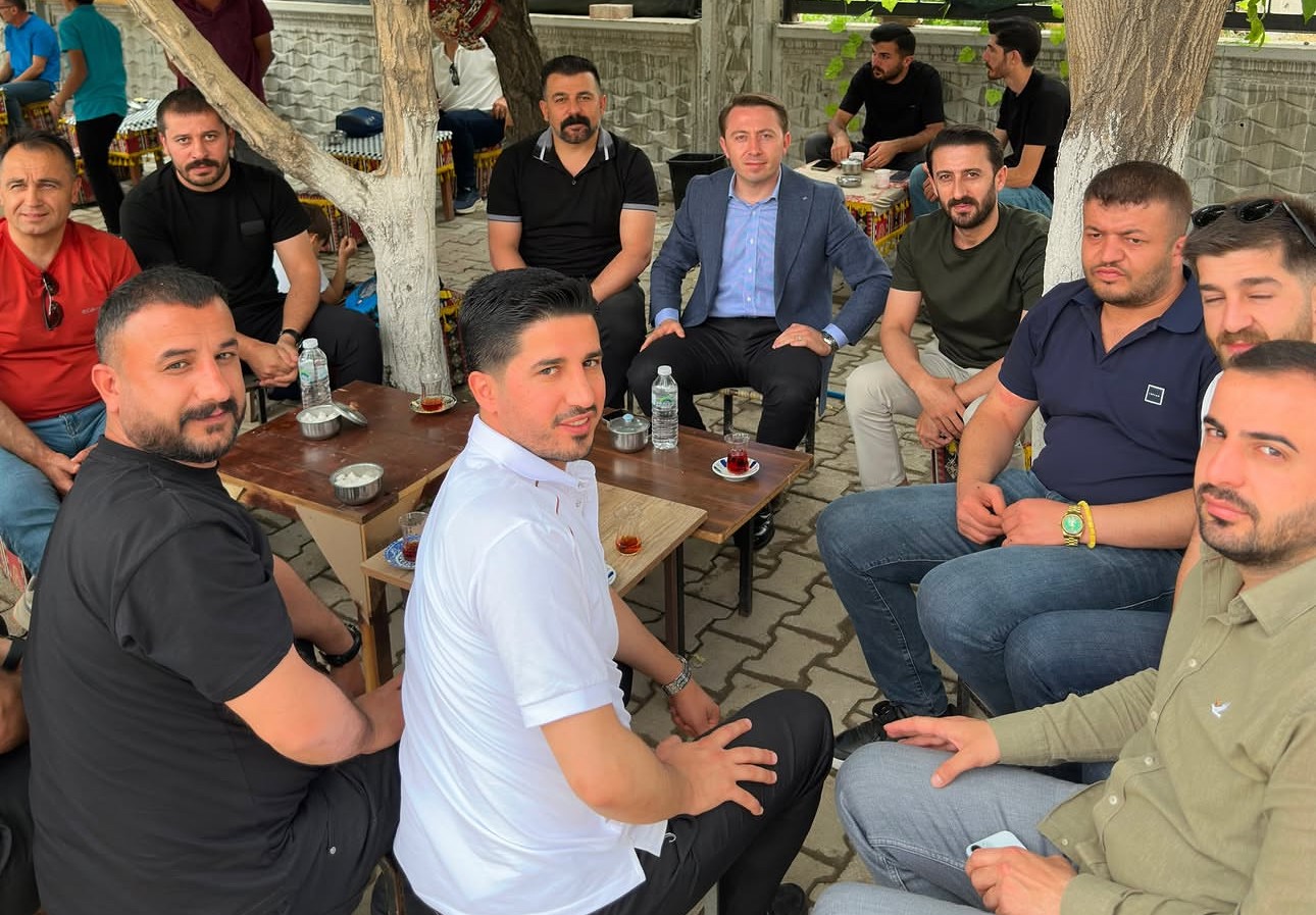 yuksekova-da-yurekleri-isitan-manzara-halkin-icinde-bir-kaymakam