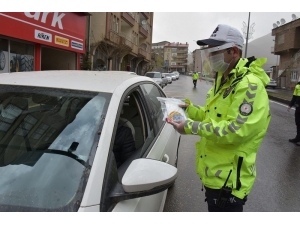 Trafik Ekipleri Maske Dağıttı