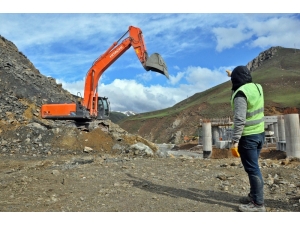 Yüksekova-van Karayolu Heyelandan Dolayı 5 Gündür Kapalı