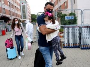 Karantinadan Çıkan Küçük Şura Babasına Koştu