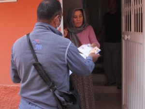 Ptt Görevlileri Ev Ev Maske Dağıtıyor