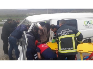 Erzincan’da Kamyonet Direğe Çarptı: 1 Yaralı