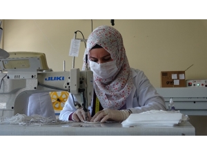 Bu Okulda Hem Maske Hem De Dezenfektan Üretiliyor