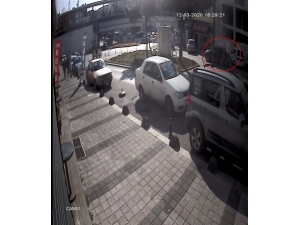 Aracından İnen Şahsa Motosikletin Çarptığı Anlar Kamerada