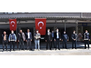 Bayrağı Çalınan Esnafa Belediye Ve Jandarmadan Bayrak Ve Kur’an Hediyesi