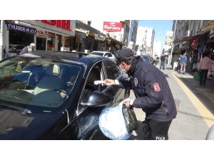 Kilis’te Polis Uyarılarda Bulunduğu Sürücülere Maske Dağıttı
