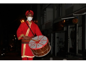 Korona Manisiyle Sahura Kaldırıyor: “Bırakıp Git Türkiye’yi, Vicdansız Korona”