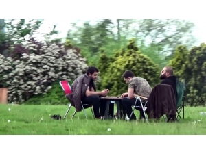 İstanbul’da Şaşırtan Görüntü: E-5’in Yanı Başında Piknik Yapıp Tavla Oynadılar