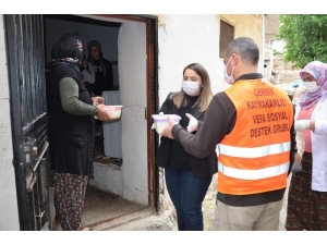 Kaymakam Demir, İhtiyaç Sahibi Ailelere Sıcak Yemek Dağıttı