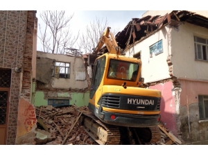 Osmangazi’de 2 Katlı Metruk Bina Yıkıldı