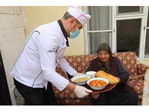 Oğuzeli’nde Sıcak Yemek Dağıtımları Sürüyor