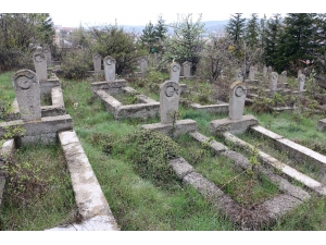 Yozgat’ta Ay Yıldız İşli, İsimsiz Taş Mezarlar Gizemini Koruyor