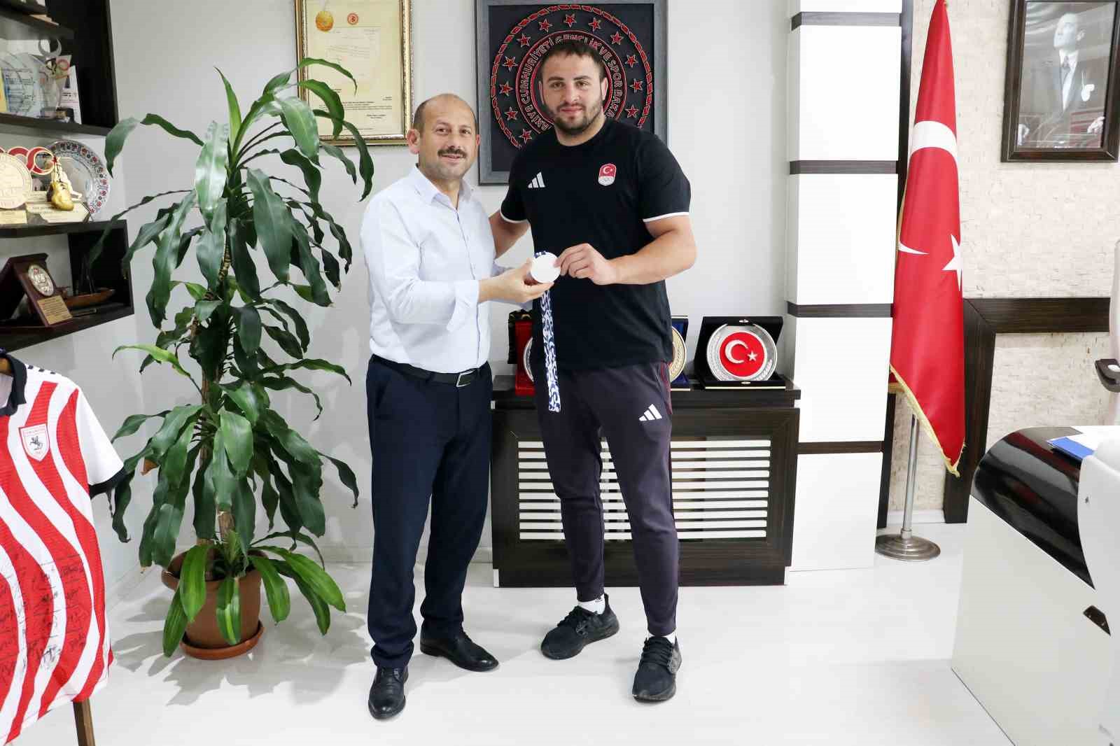 samsunlu-boksor-berat-acar-akdeniz-oyunlari-nda-gumus-madalya-kazandi
