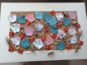 Karantina Da Kalan Miniklere Renkli Maskeler Hediye Edildi