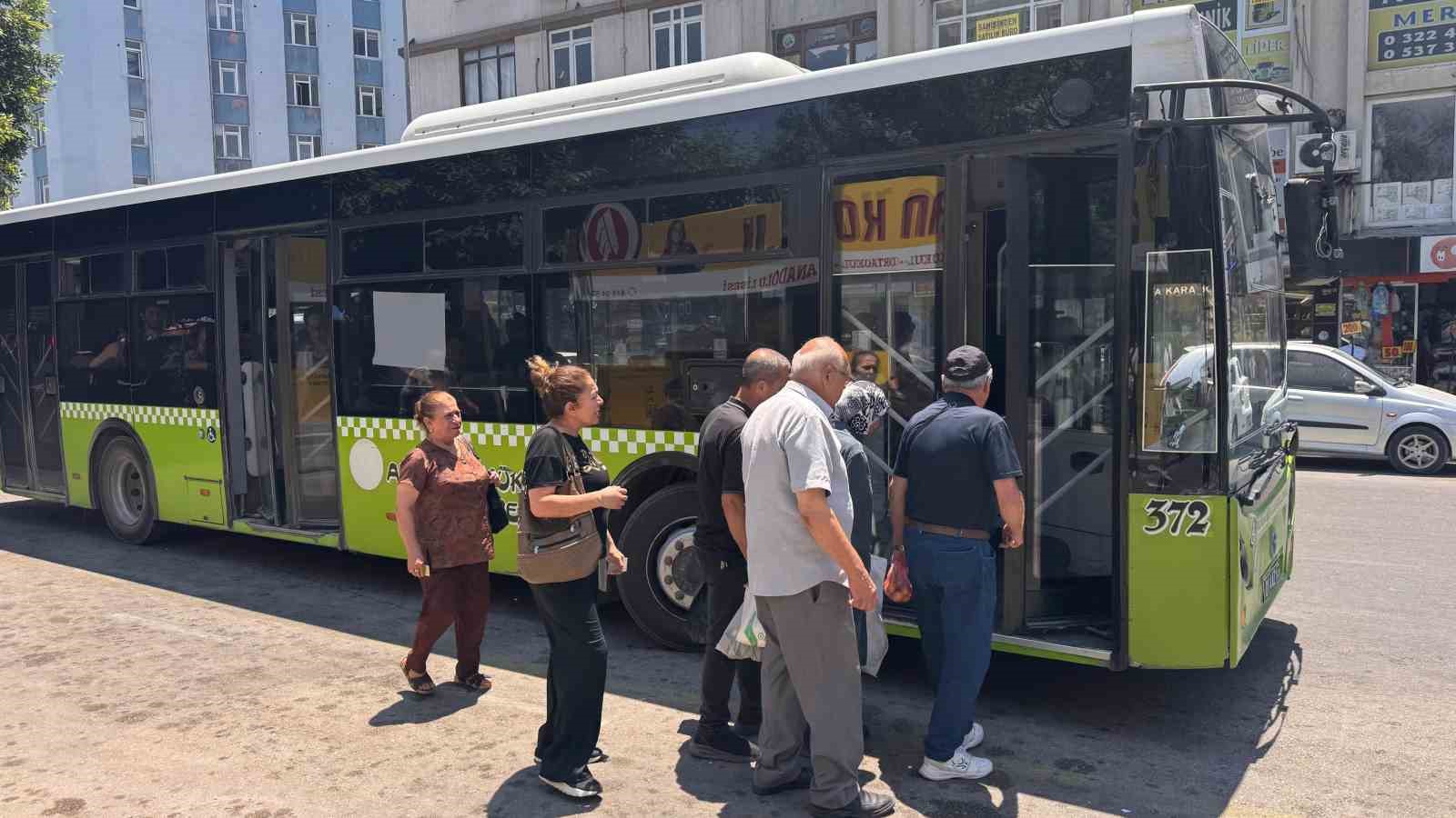 adana-da-bunaltan-sicaklarda-dolmus-cilesi-klimayi-ac-diyoruz-kapilari-aciyorlar