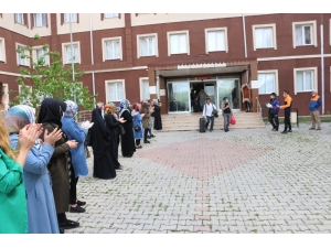 Karantina Süresi Sona Eren 182 Kişi Alkışlarla Memleketlerine Uğurlandı