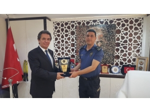 İsveç Fahri Konsolosu Tokuş’tan Emniyet Müdürü Avcı’ya Plaket