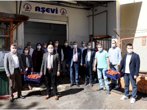 Muratpaşa Aşevine Bir Kamyon Sebze Desteği