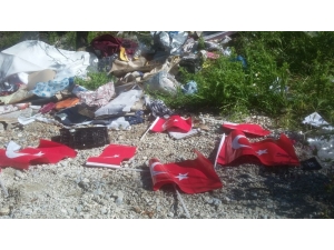 Alanya’da Çöpte Bulunan Türk Bayraklarına Tepki