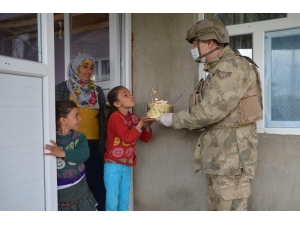 Sokağa Çıkamayan Minik Kıza Sürpriz Doğum Günü