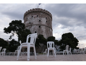 Yunanistan’da Restoran Ve Kafe Sahiplerinden "Boş Sandalyeli" Protesto