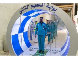 Suudi Arabistan İki Caminin Girişine Sterilizasyon Kapısı Koydu