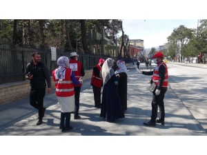 Kızılay Gönüllülerinden Maske Ve Dezenfektan Dağıtımı
