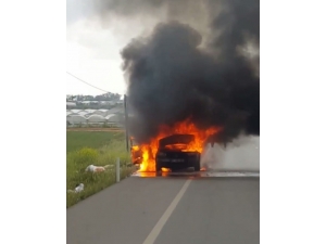 Seyir Halindeki Otomobil Alev Alev Yandı