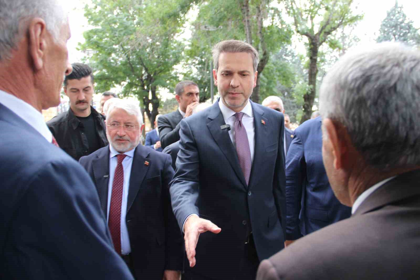 bakan-bayraktar-corum-da-vatandaslarla-bulustu