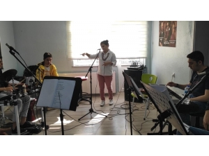 Lise Öğrencileri Pandemi Süreciyle İlgili Şarkı Besteledi