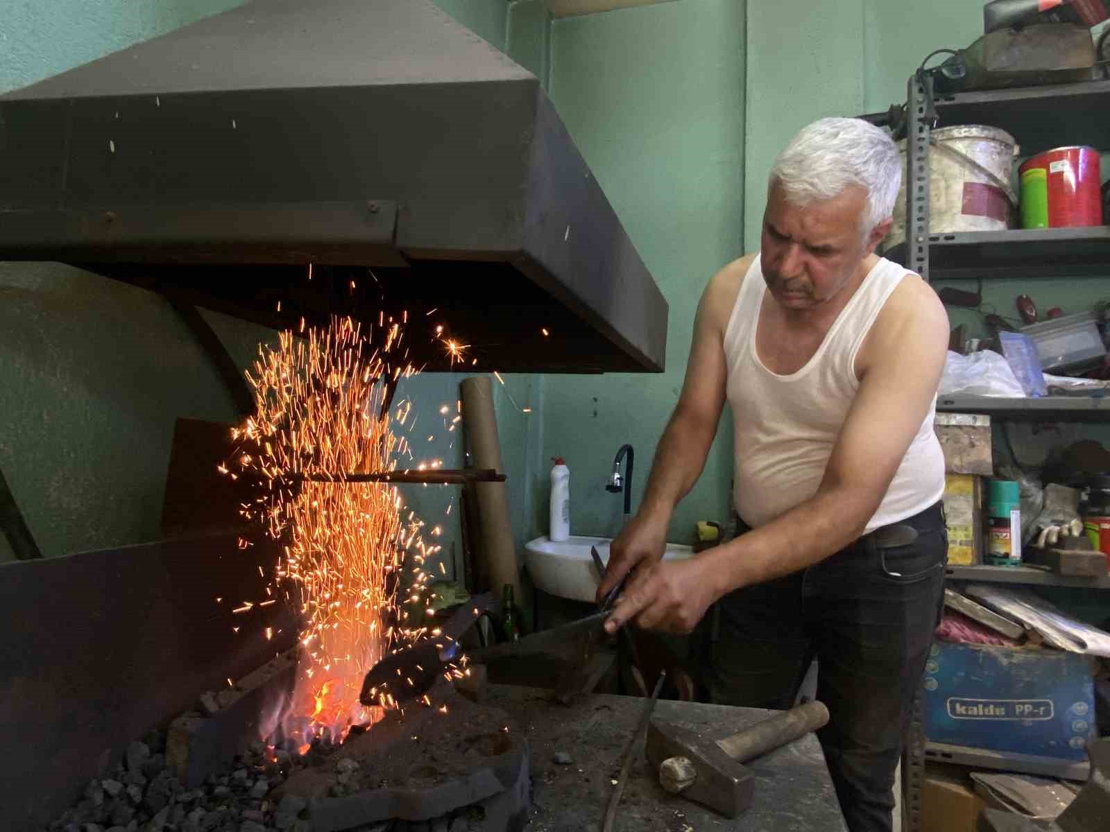 kavuran-sicaklarda-60-derecelik-atolyede-uretimden-vazgecmiyor