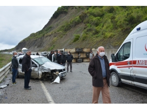 Sinop’ta Kamyonet İle Otomobil Çarpıştı: 3 Yaralı