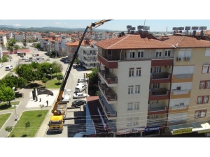 Binaya Yıldırım Düştü, Baz İstasyonu Kaldırıldı