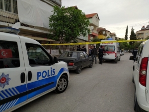 Bahçede Ceset Olduğunu Gören Bina Sakinleri Büyük Şok Yaşadı