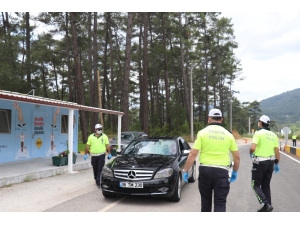 Marmaris’te Sürücülerin Çocuklarına Tişört Hediye Edildi