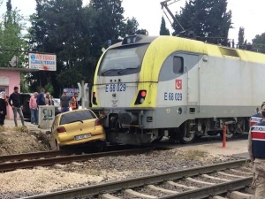 Trenin Çarptığı Otomobilin Sürücüsü Yaralandı
