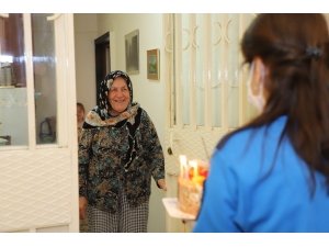 İki Aydır Evinden Çıkamayan 65 Yaşüstü Gülter Teyzeye Doğum Günü Sürprizi