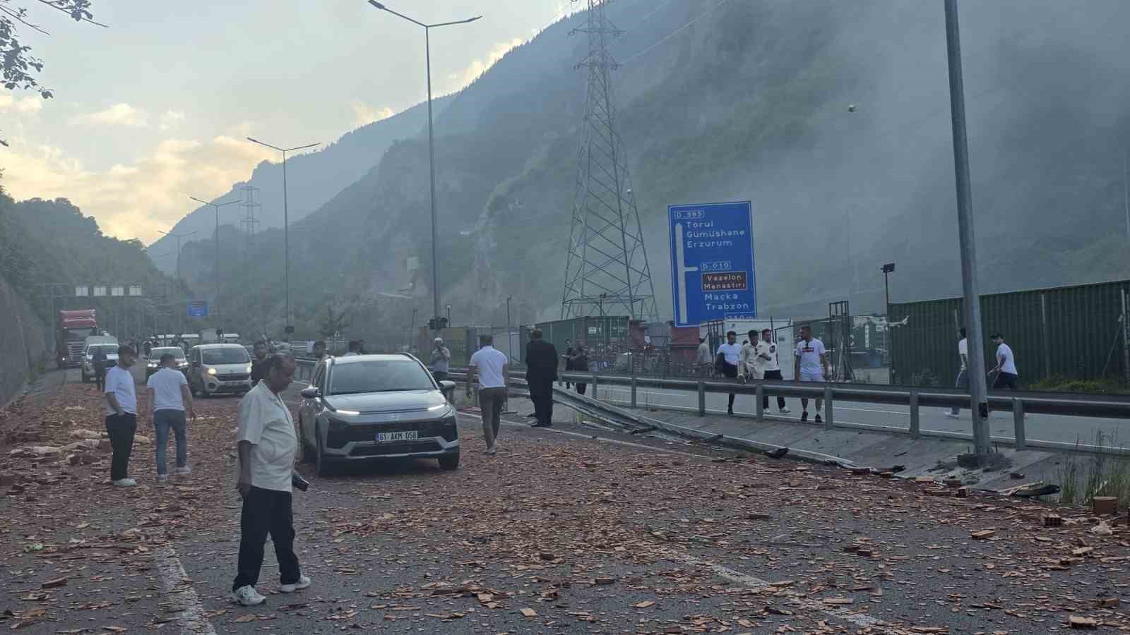 bariyerlere-carpan-kiremit-yuklu-tirda-yangin-cikti