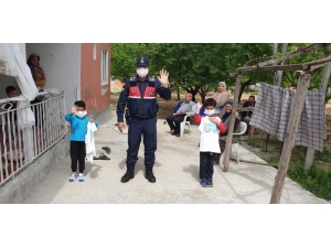 Jandarma’dan Evde Kalan Çocuklara Hediye