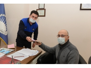 Yolda Bulduğu Parayı Zabıtaya Teslim Etti