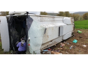 Afyonkarahisar’da Otobüs Tarlaya Devrildi: 16 Yaralı